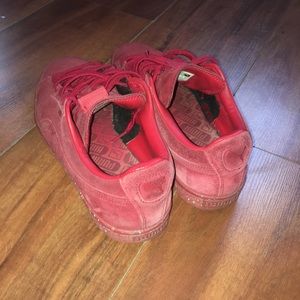 🎄Red velvet Puma sneakers🎄